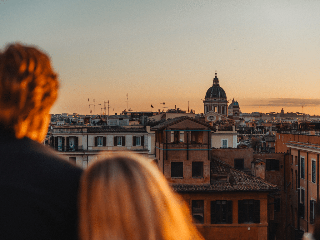 Un couple romantique regardant Rome au coucher du soleil